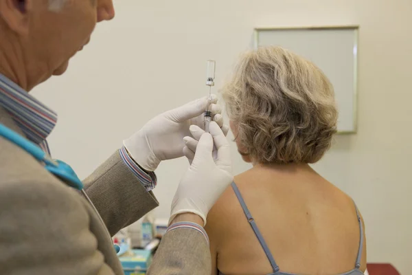 VACCINATING AN ELDERLY PERSON — Stock Photo, Image