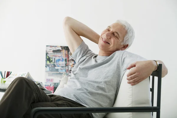 Äldre person inomhus — Stockfoto