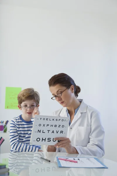 Офтальмологія, дитина — стокове фото