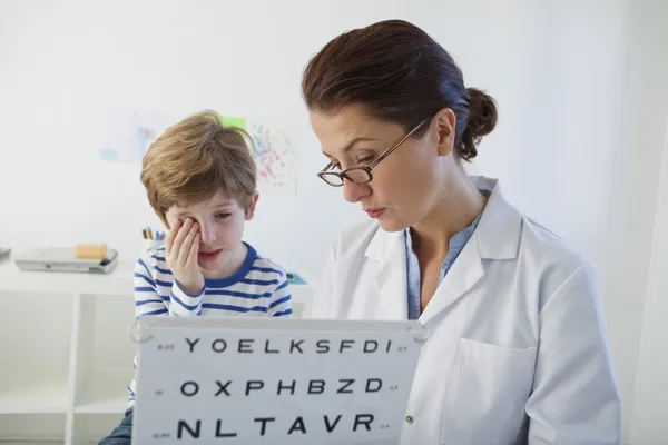 Ftalmología, NIÑO — Foto de Stock