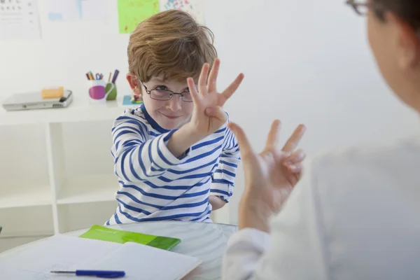 Dziecko w terapii mowy — Zdjęcie stockowe