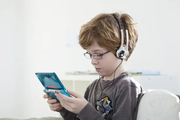 Kind spelen met video game — Stockfoto