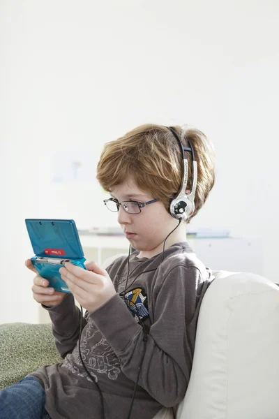 Çocuk video oyun oynuyor — Stok fotoğraf