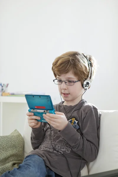 Kind spelen met video game — Stockfoto