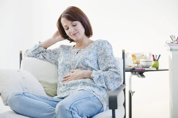 Vrouw binnenshuis — Stockfoto