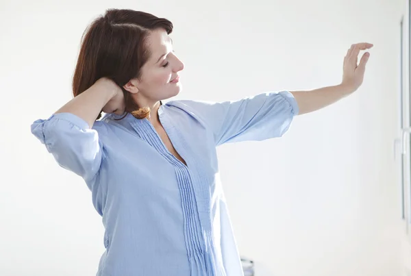 Vrouw die zich uitstrekt — Stockfoto