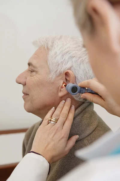 EAR NOSE &THROAT, ELDERLY PERSON — Stock Photo, Image