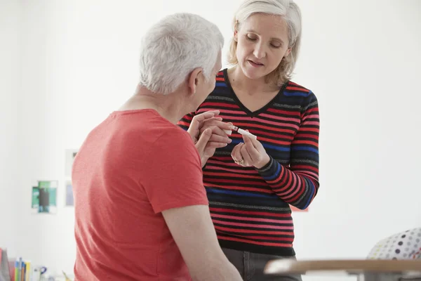 TRATTAMENTO DI FUMARE VECCHIA PERSONA — Foto Stock