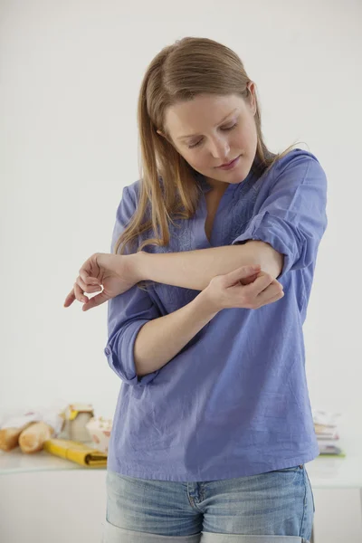 ITCHING IN AN ADOLESCENT — Stock Photo, Image