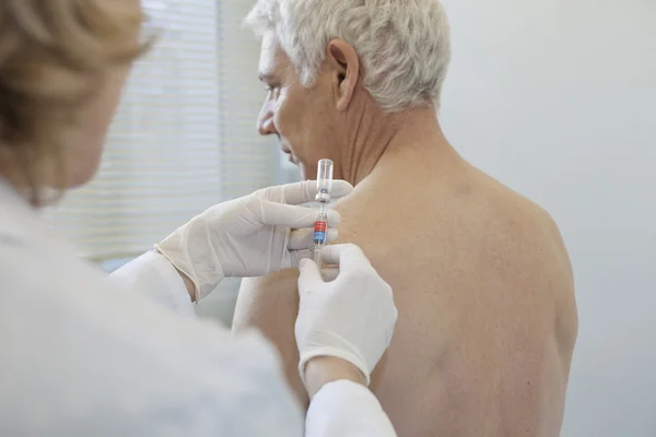 Een bejaarde vaccineren — Stockfoto