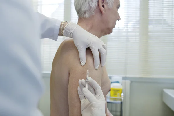 VACCINER UNE PERSONNE ÂGÉE — Photo