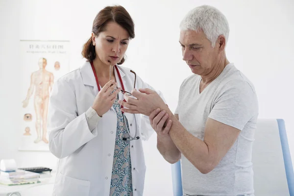 Beratung, ältere Menschen unter Schmerzen — Stockfoto