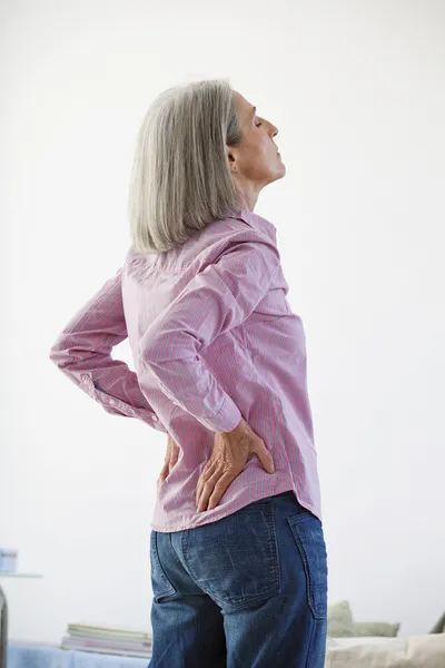 Rückenschmerzen bei älteren Menschen. — Stockfoto