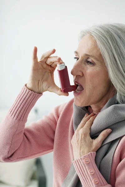 Behandling av astma, äldre person — Stockfoto