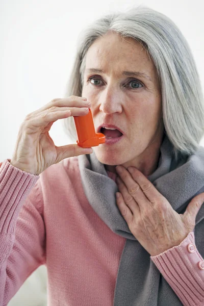 ASTHMA TREATMENT, ELDERLY PERSON — Stock Photo, Image