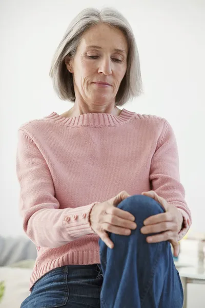 KNEE PAIN  IN AN ELDERLY PERSON — Stock Photo, Image