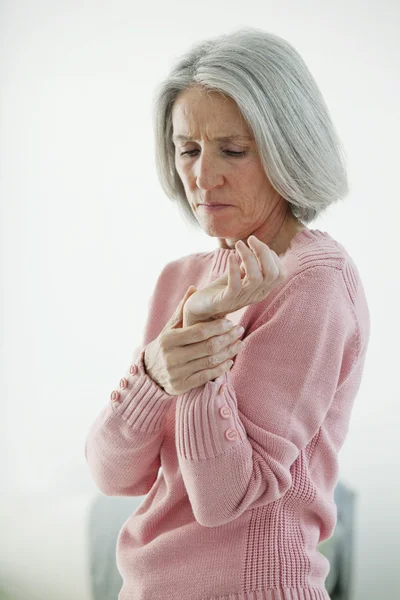 PAINFUL WRIST IN AN ELDERLY P. — Stock Photo, Image