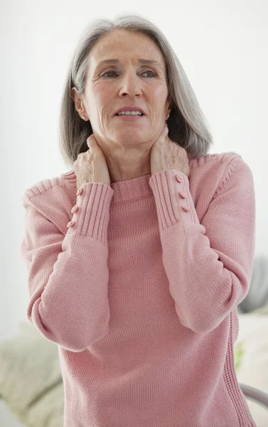 Cervicalgia in een bejaarde — Stockfoto