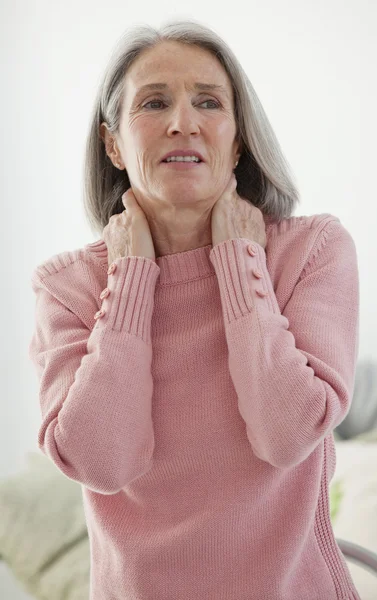 CERVICALGIA IN UNA PERSONA VECCHIA — Foto Stock