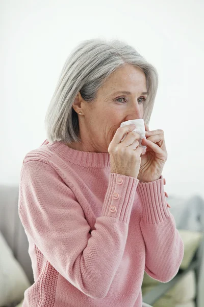 Ältere Person mit Schnupfen — Stockfoto