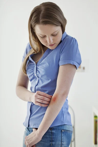 Jeuk in een vrouw — Stockfoto