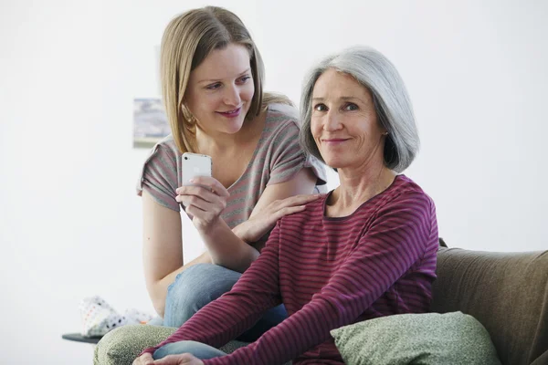 Äldre person & tonåring — Stockfoto