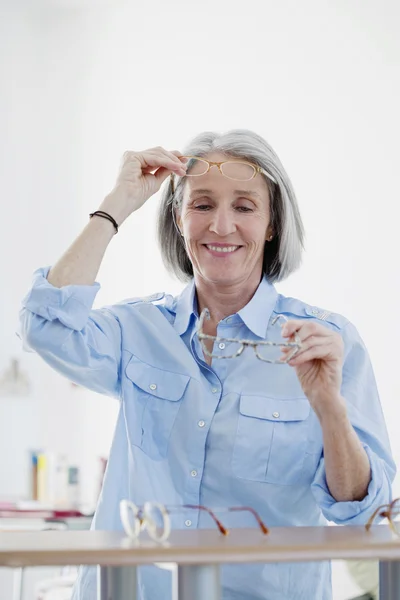 Brille anprobieren — Stockfoto