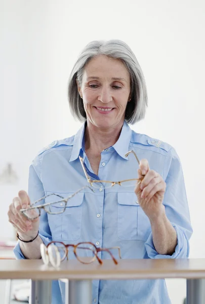 Brille anprobieren — Stockfoto