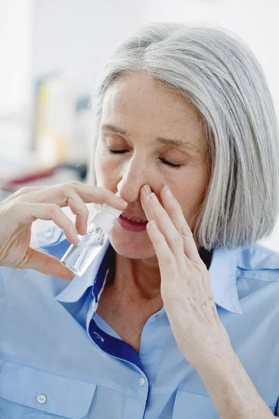 Osoby w podeszłym wieku przy użyciu spray do nosa — Zdjęcie stockowe