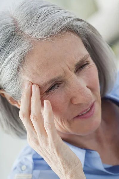 Persona de edad avanzada con dolor de cabeza —  Fotos de Stock