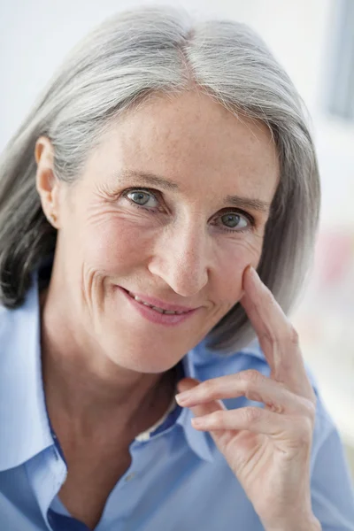 PORTRAIT DE LA FEMME DE 65 ANS — Photo