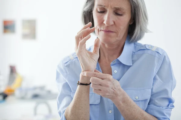 Äldre pers. med smärtsamma hand — Stockfoto