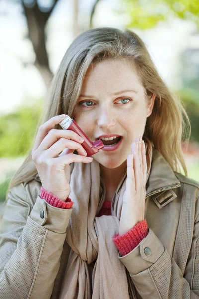 ASTHMA TREATMENT, WOMAN — Stock Photo, Image