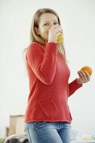 WOMAN com bebida gelada — Fotografia de Stock