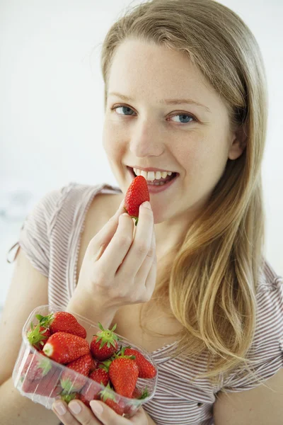 Mulher comendo frutas — Fotografia de Stock