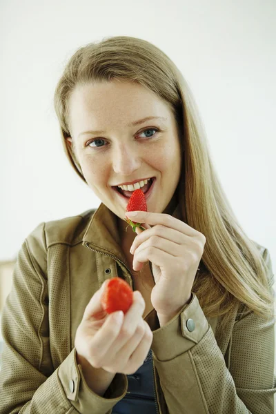 Femme mangeant des fruits — Photo