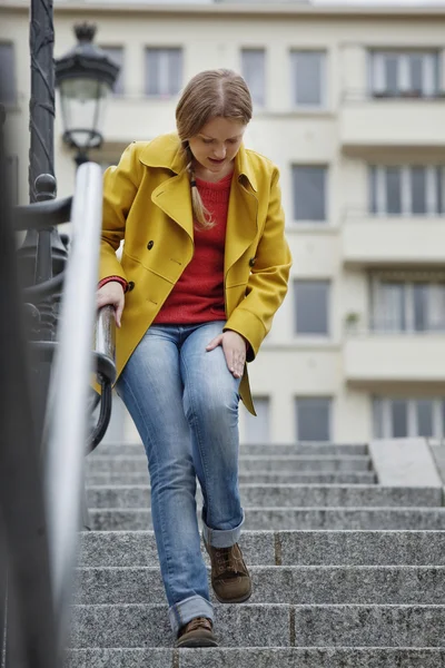 Dolor de pierna en una mujer — Foto de Stock