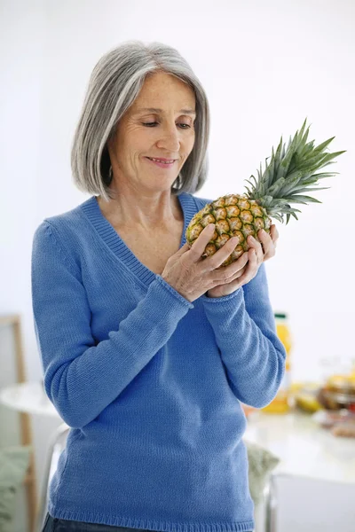 Starší člověk jíst ovoce — Stock fotografie