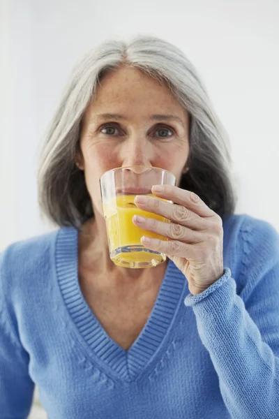 Bejaarde met koud drankje — Stockfoto