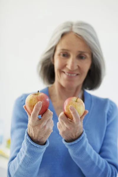 Äldre person äta frukt — Stockfoto