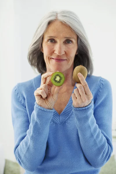 Äldre person äta frukt — Stockfoto