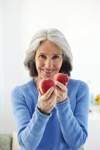 Osoby w podeszłym wieku jedzenie owoców — Zdjęcie stockowe