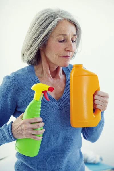 Bejaarde huishoudelijk werk doen — Stockfoto