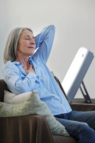 ELDERLY PERSON LIGHT THERAPY — Stock Photo, Image