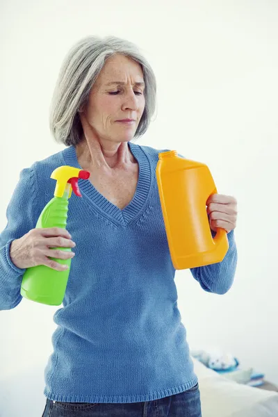 Ältere Person bei der Hausarbeit — Stockfoto