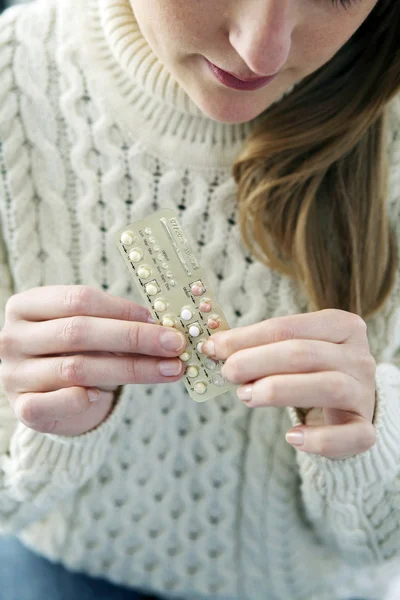 Mujer con pastillas — Foto de Stock