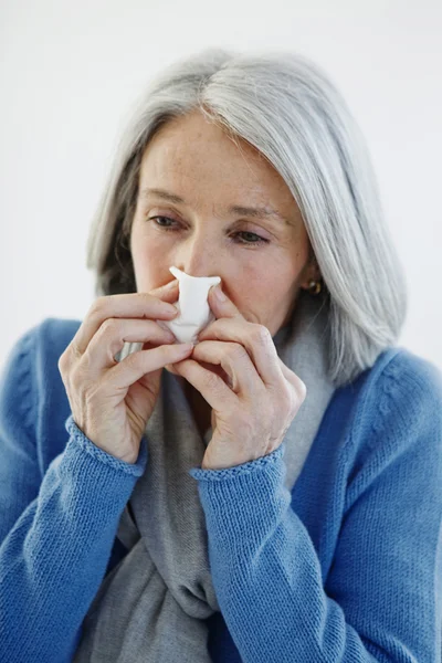 ELDERLY PERSON WITH RHINITIS — Stock Photo, Image