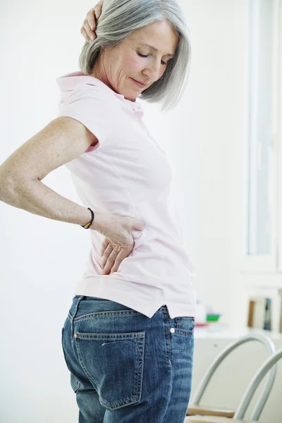 Smärta i nedre ryggen i äldre pers. — Stockfoto