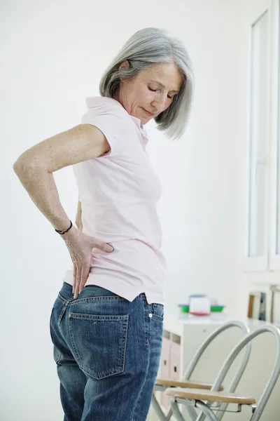 Smärta i nedre ryggen i äldre pers. — Stockfoto