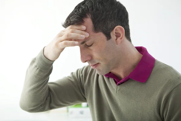 Hombre con dolor de cabeza — Foto de Stock